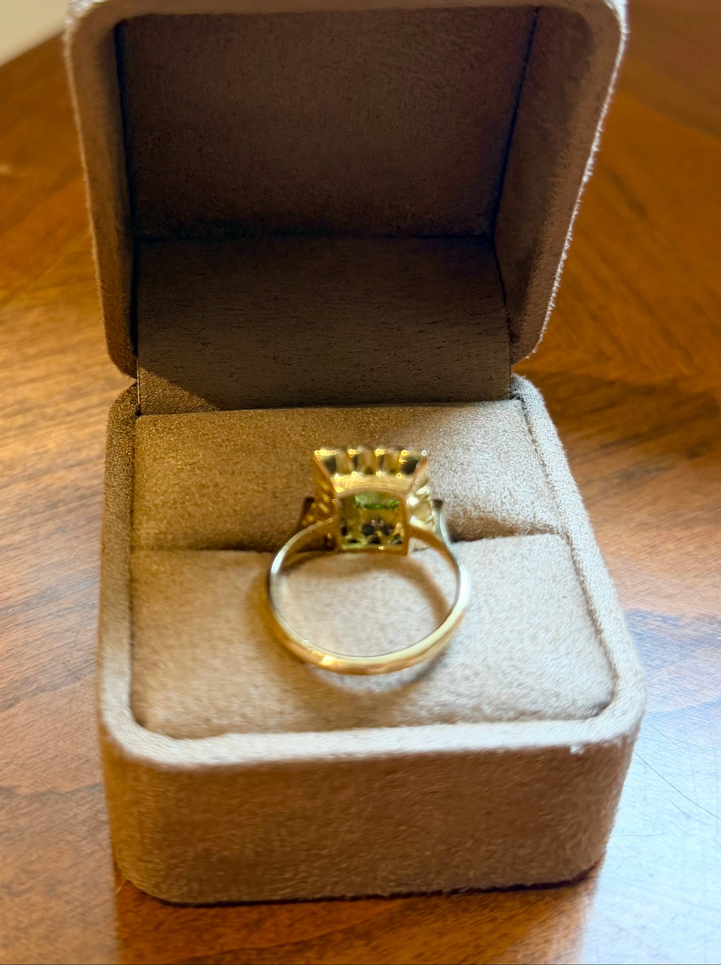 "Amandine" Bague entourage en or jaune, péridot et diamants