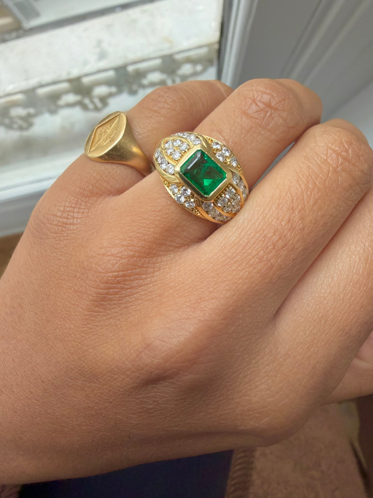 "Babeth" Bague Bandeau en or jaune émeraude et diamants