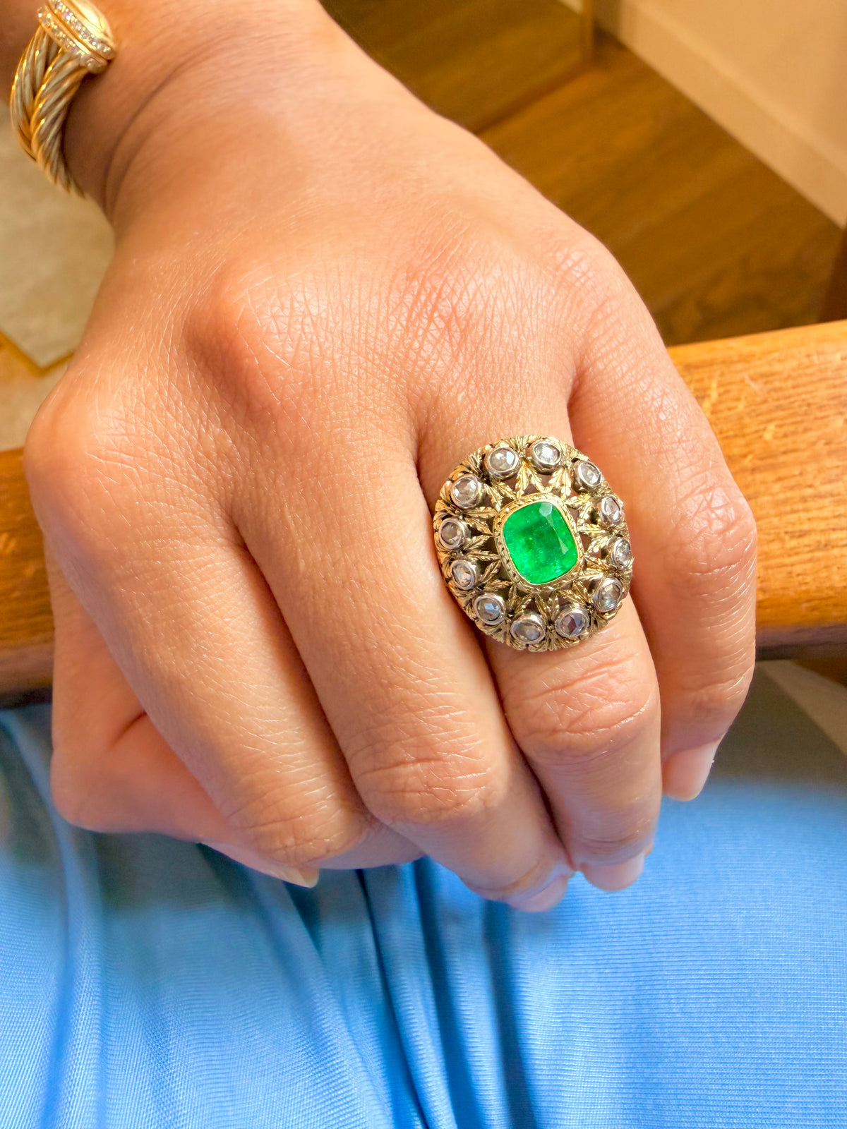 « Fabiola » Bague Pompadour en or jaune, émeraude et diamants