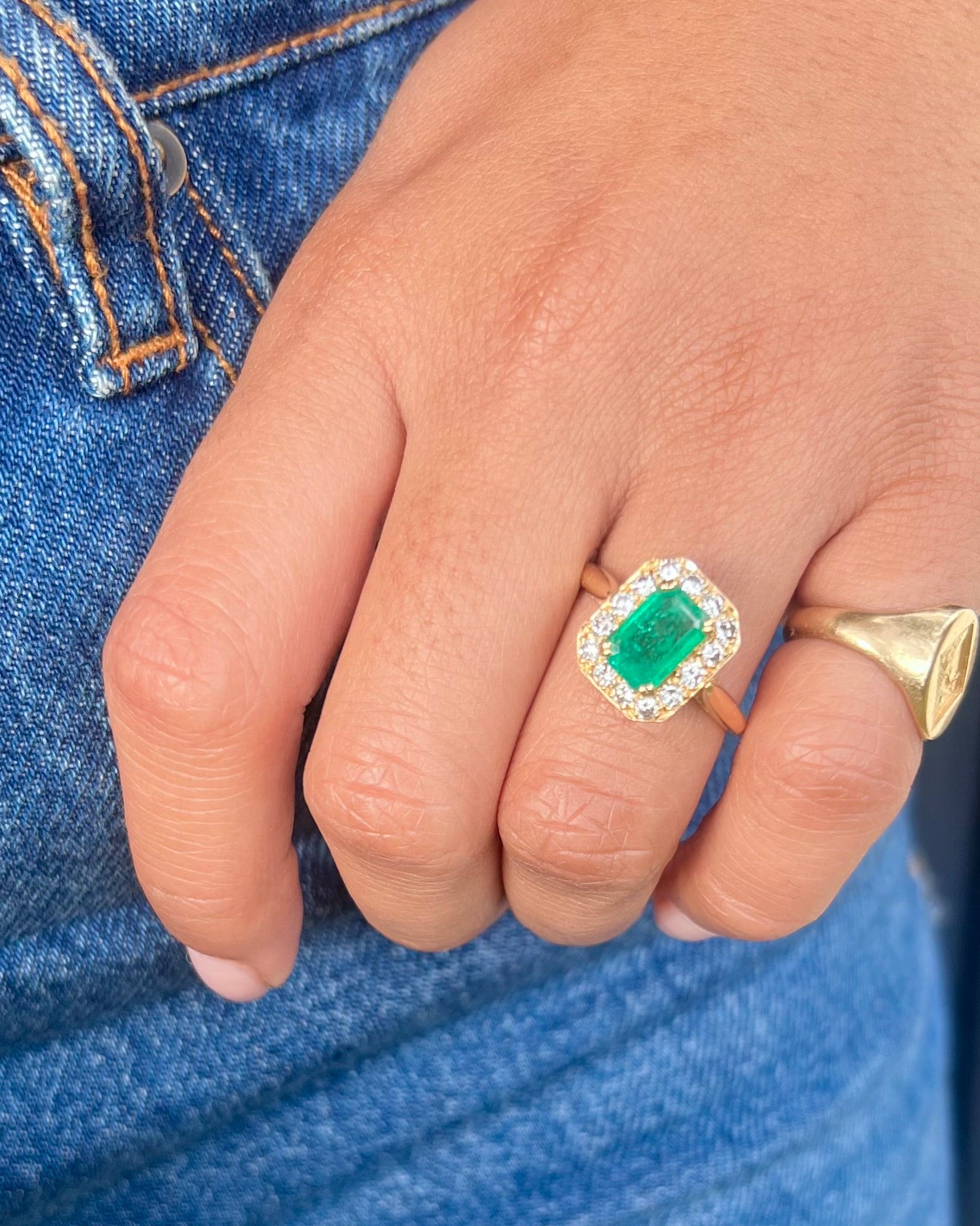 « Théodora» Bague en or jaune, émeraude et diamants