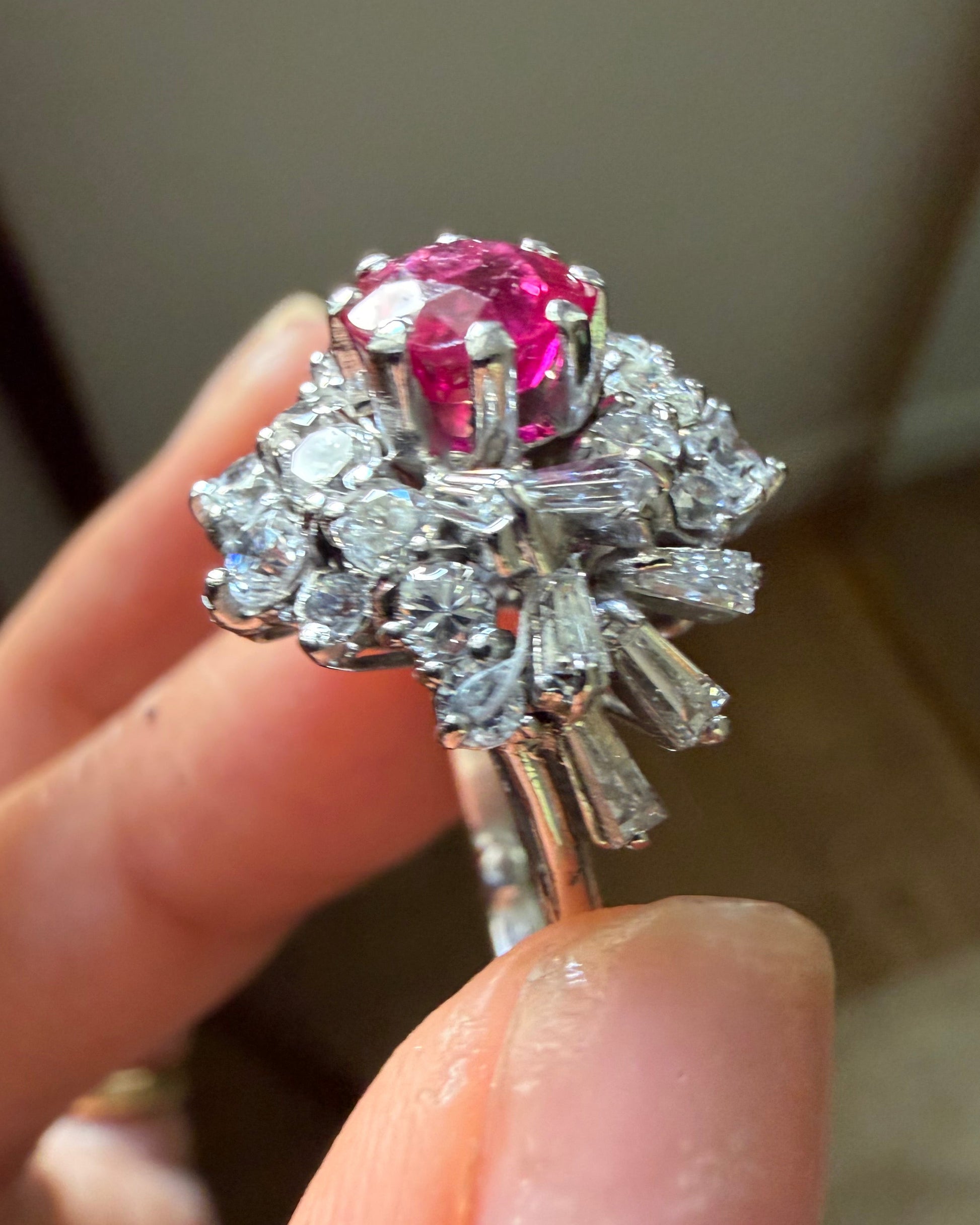 "Héloïse" Bague Dôme en or banc rubis et diamants.