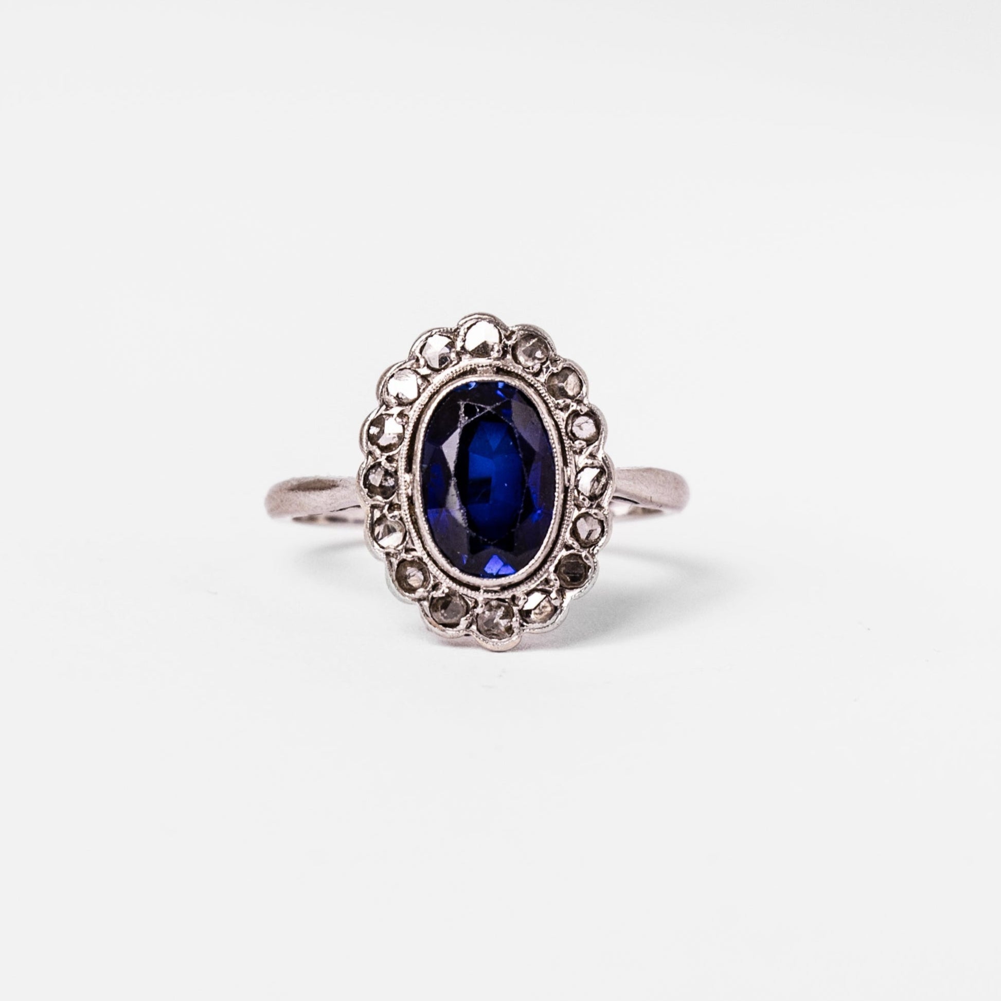 Bague Marguerite en or blanc, saphir Verneuil et diamants