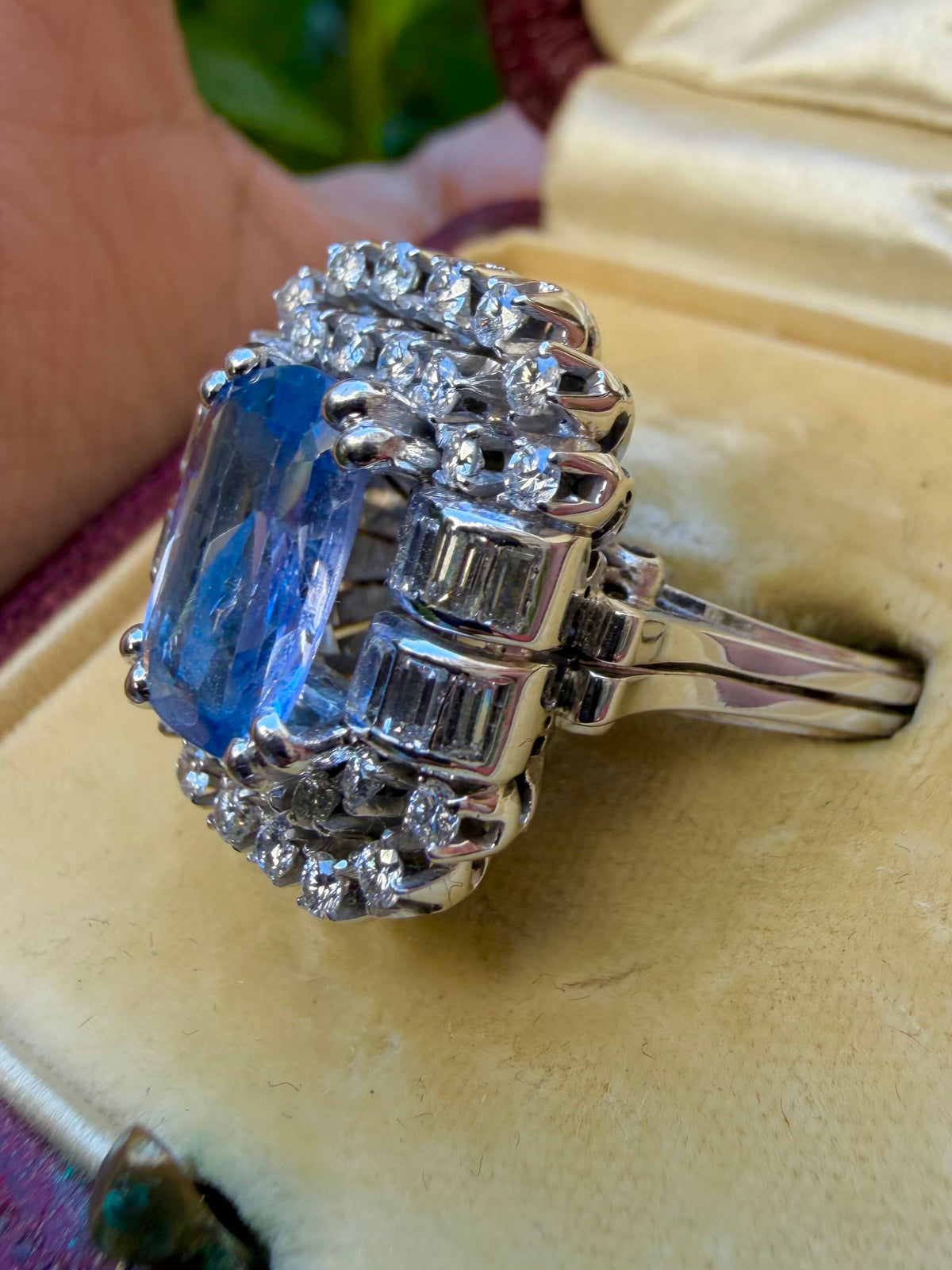 « Bérénice » Bague Pompadour en or blanc saphir Ceylan et diamants