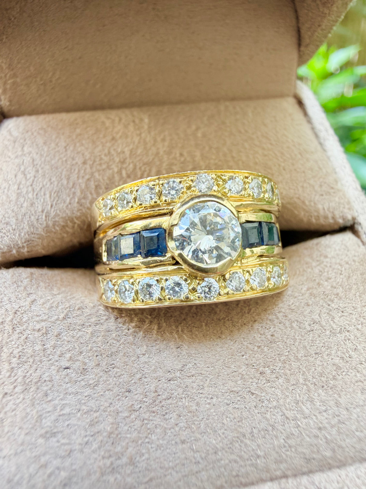 "Isaure"  Bague Bandeau en or jaune, saphirs et diamants