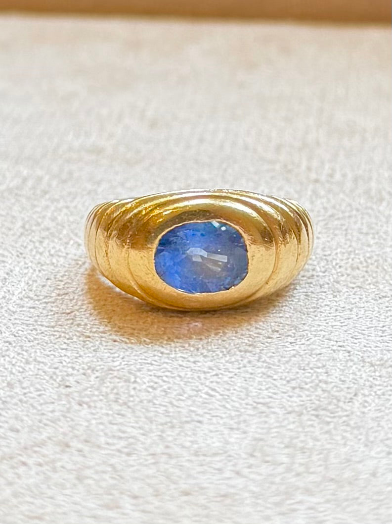 "Théodora" Bague Chevalière en or jaune et saphir