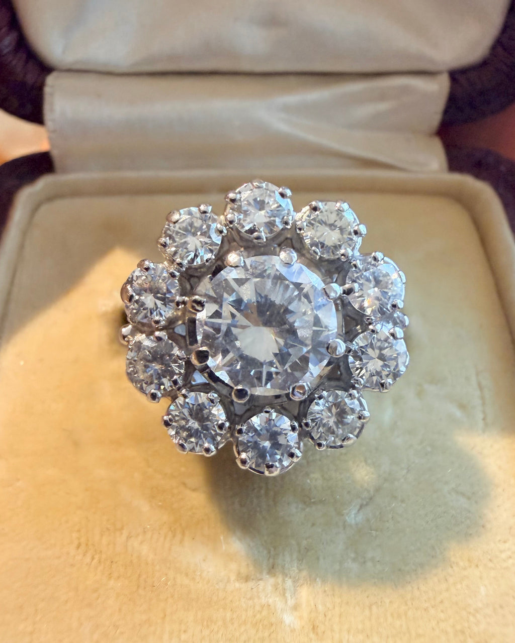 «  Alexandrine »  Bague Marguerite en platine et diamants