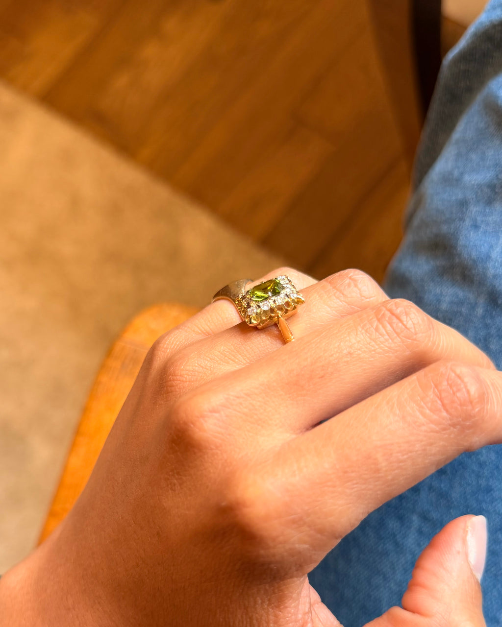 "Amandine" Bague entourage en or jaune, péridot et diamants