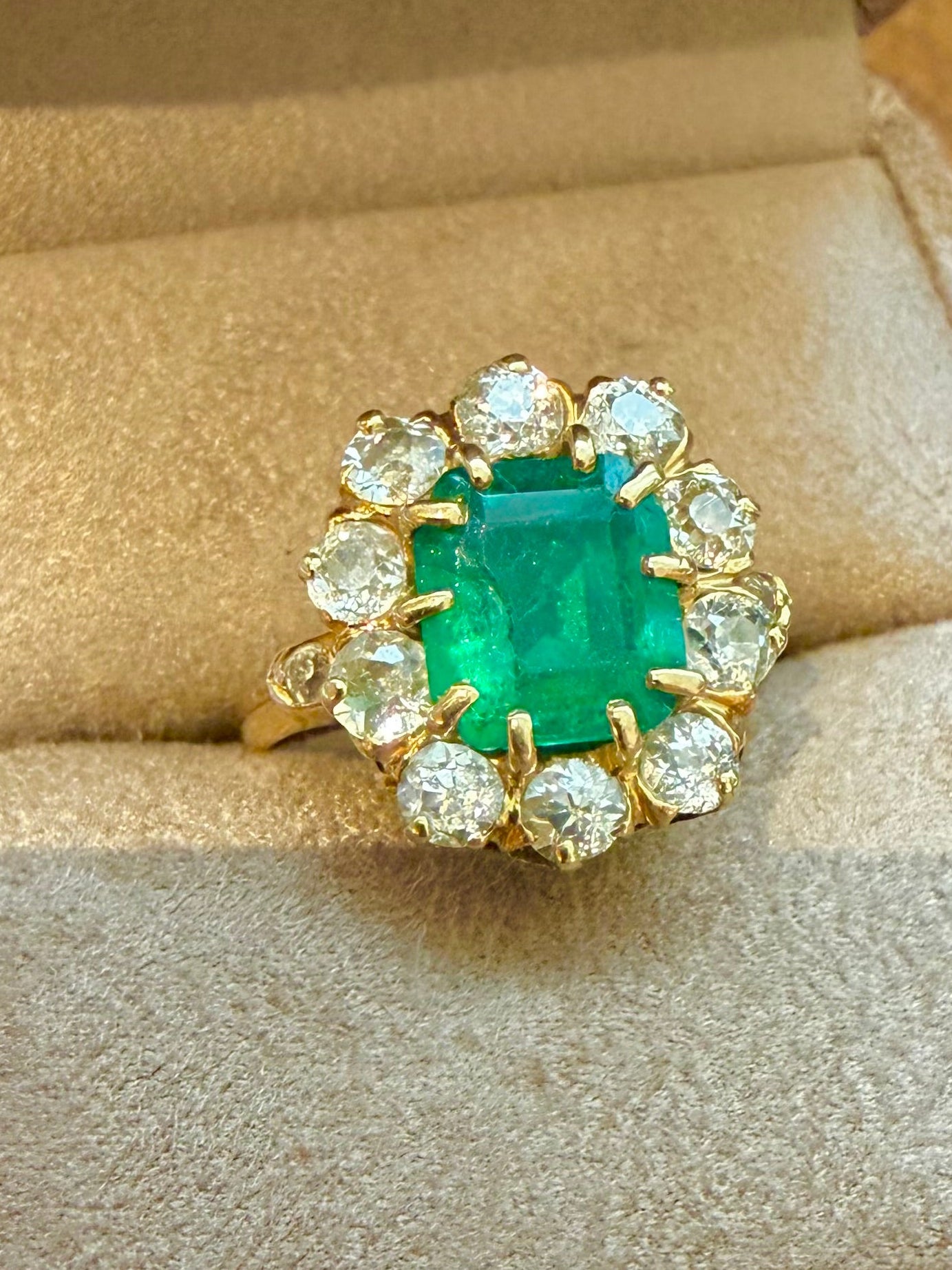 "Alienor" Bague Pompadour en or jaune, émeraude et diamants
