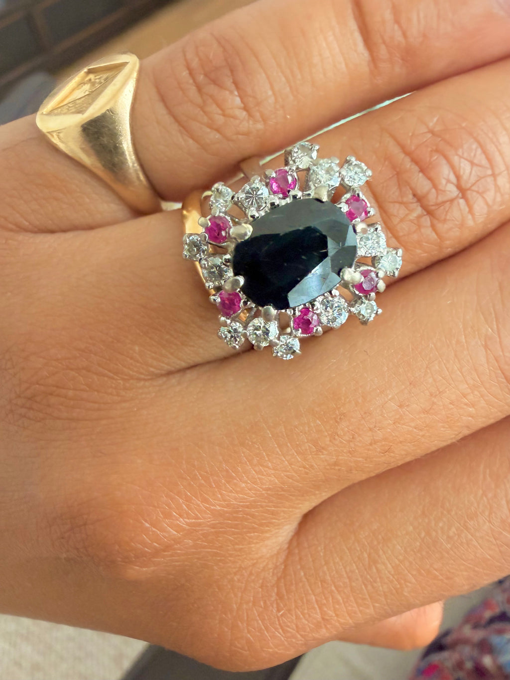 « Anne » Bague en or blanc, saphir rubis et diamants