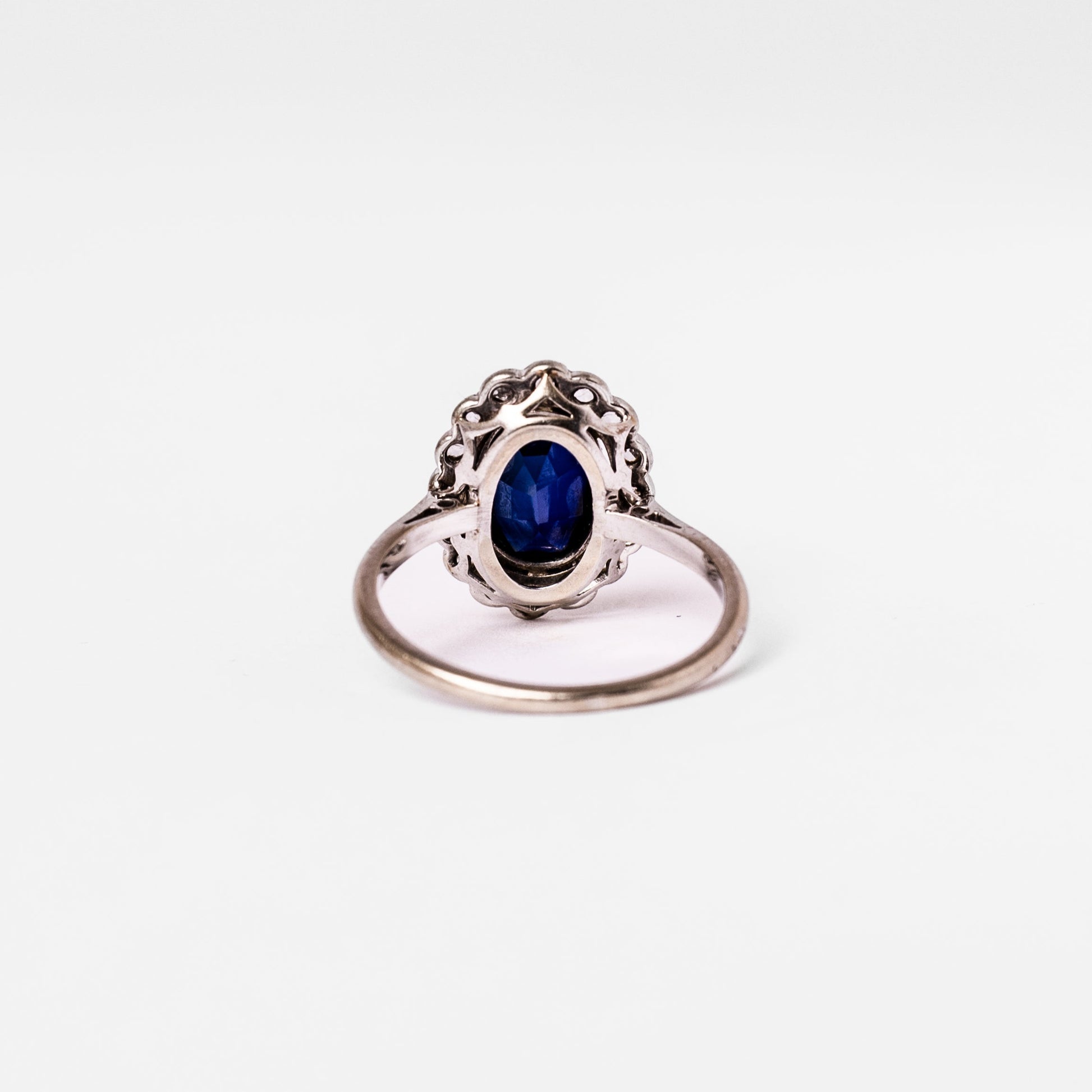 Bague Marguerite en or blanc, saphir Verneuil et diamants