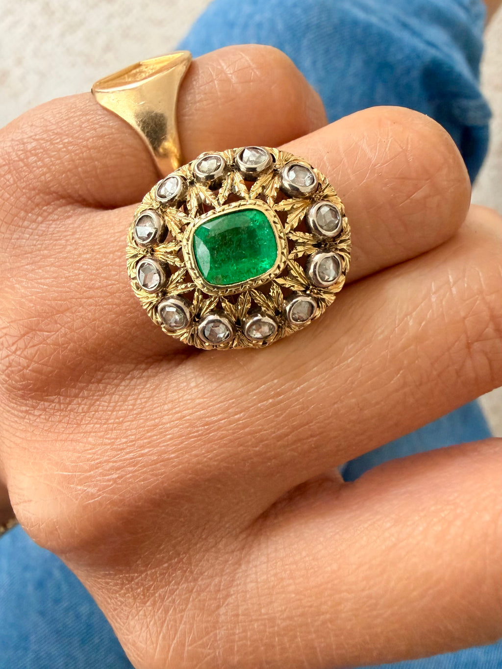 « Fabiola » Bague Pompadour en or jaune, émeraude et diamants