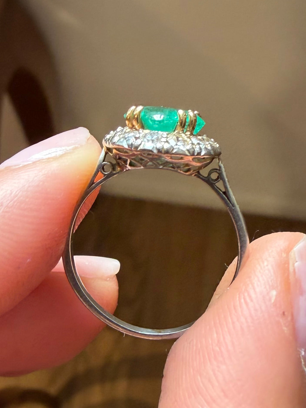 "Ambre" Bague en platine émeraude et diamants