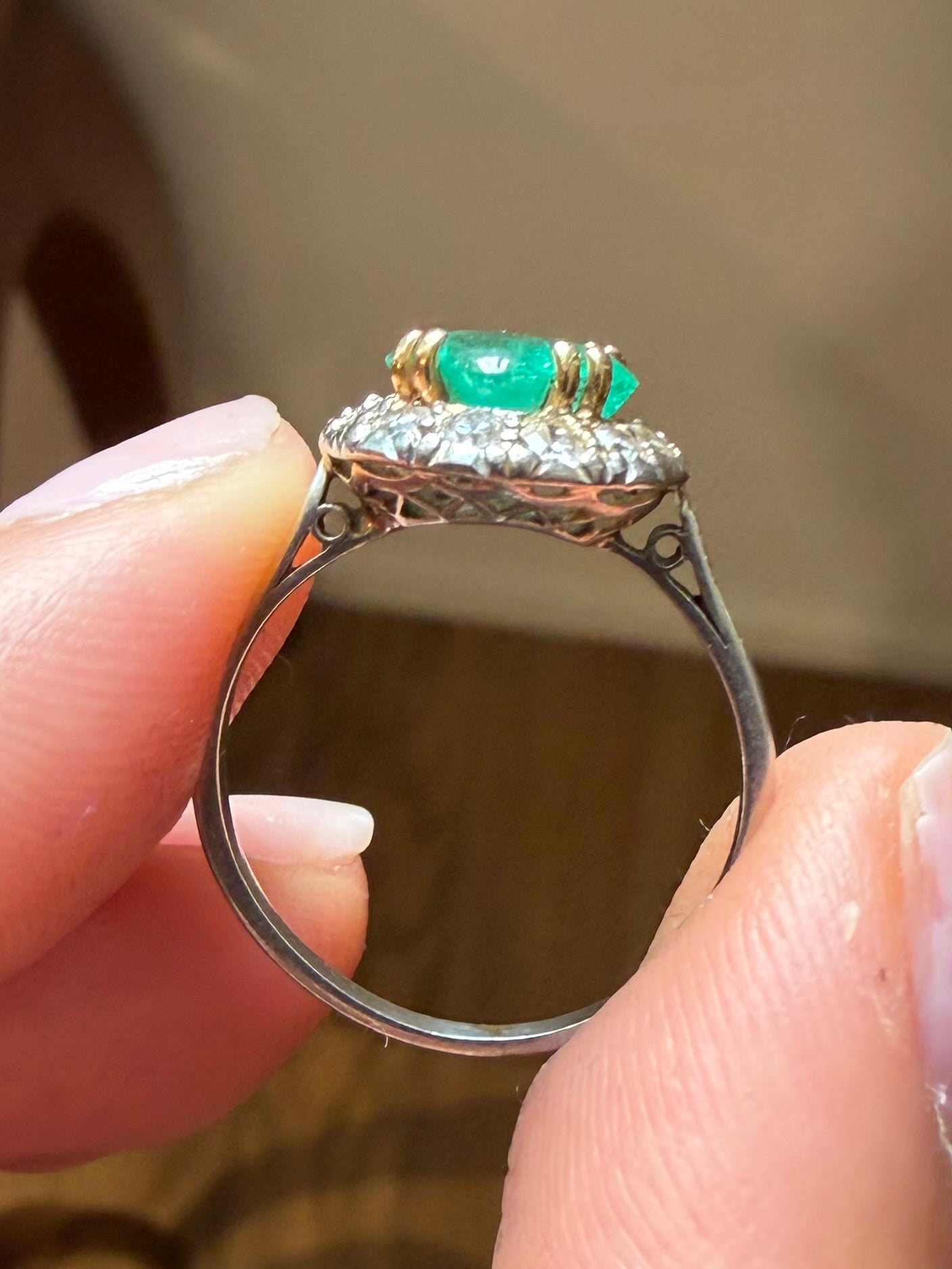 "Ambre" Bague en platine émeraude et diamants