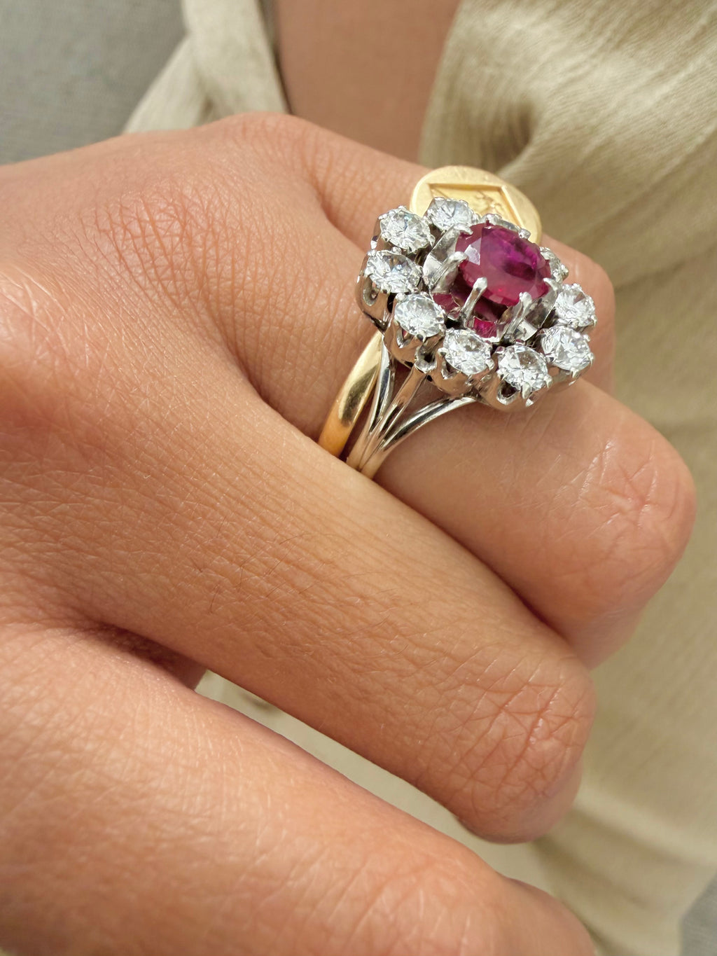 "Perrine" Bague Pompadour en or blanc rubis et diamants
