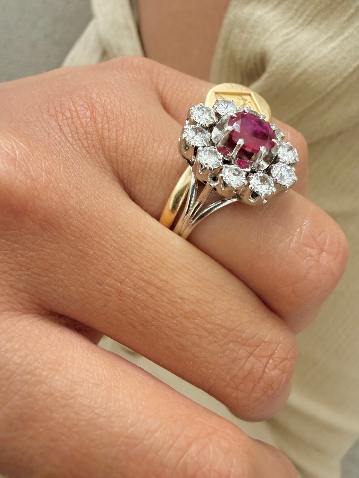 "Perrine" Bague Pompadour en or blanc rubis et diamants