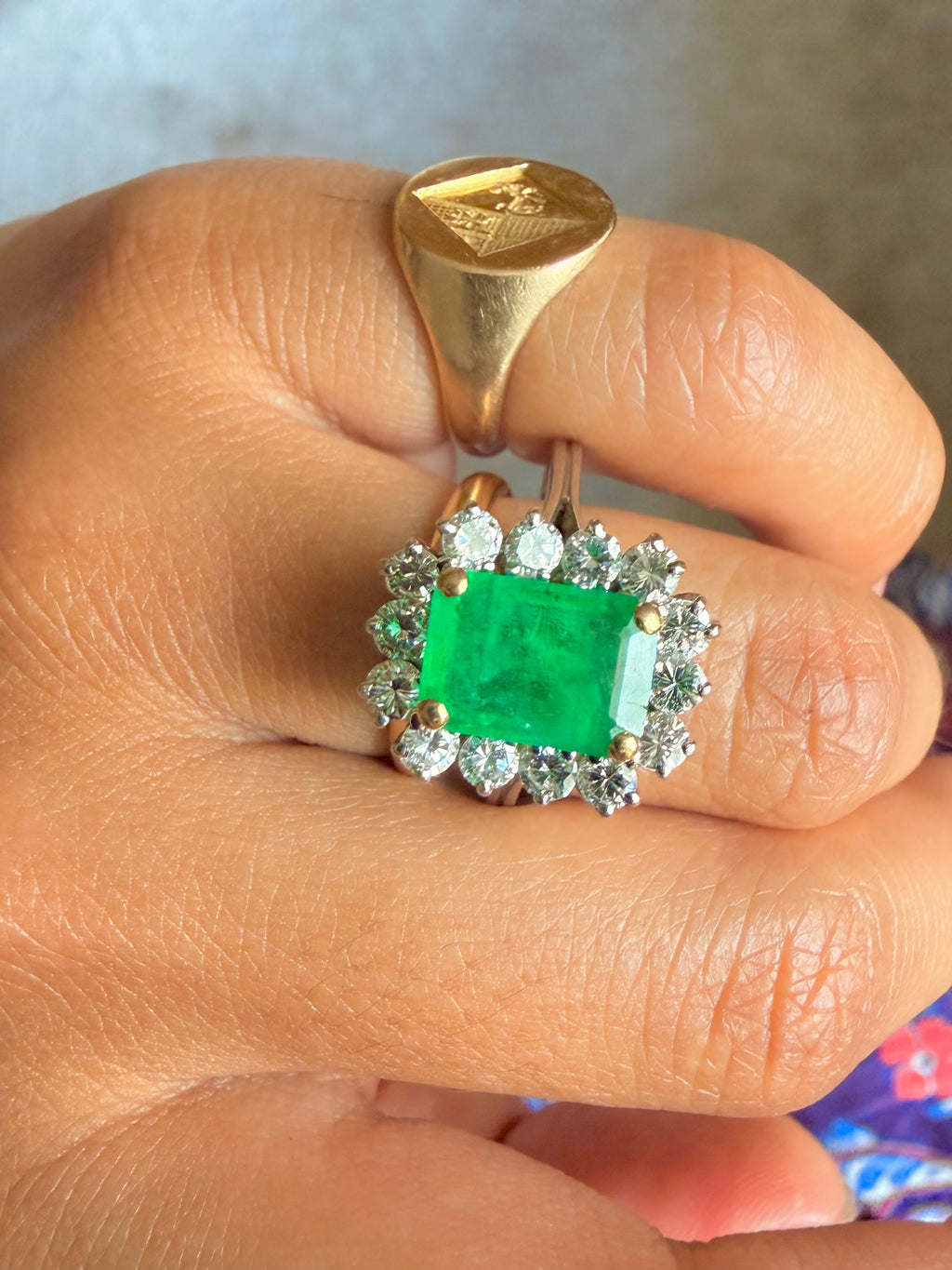 '' Emilie"  Bague entourage en or blanc émeraude et diamants