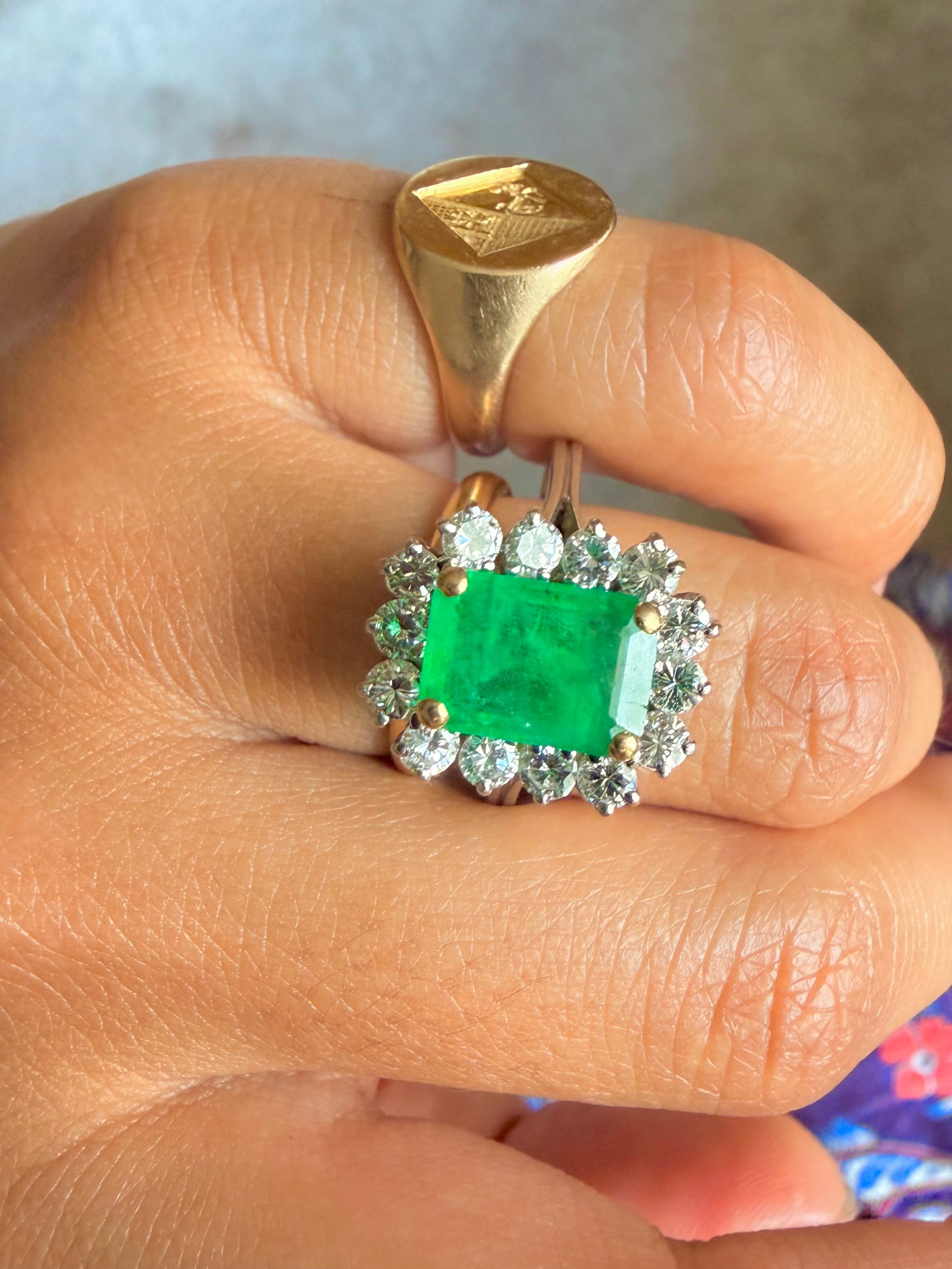 '' Emilie"  Bague entourage en or blanc émeraude et diamants