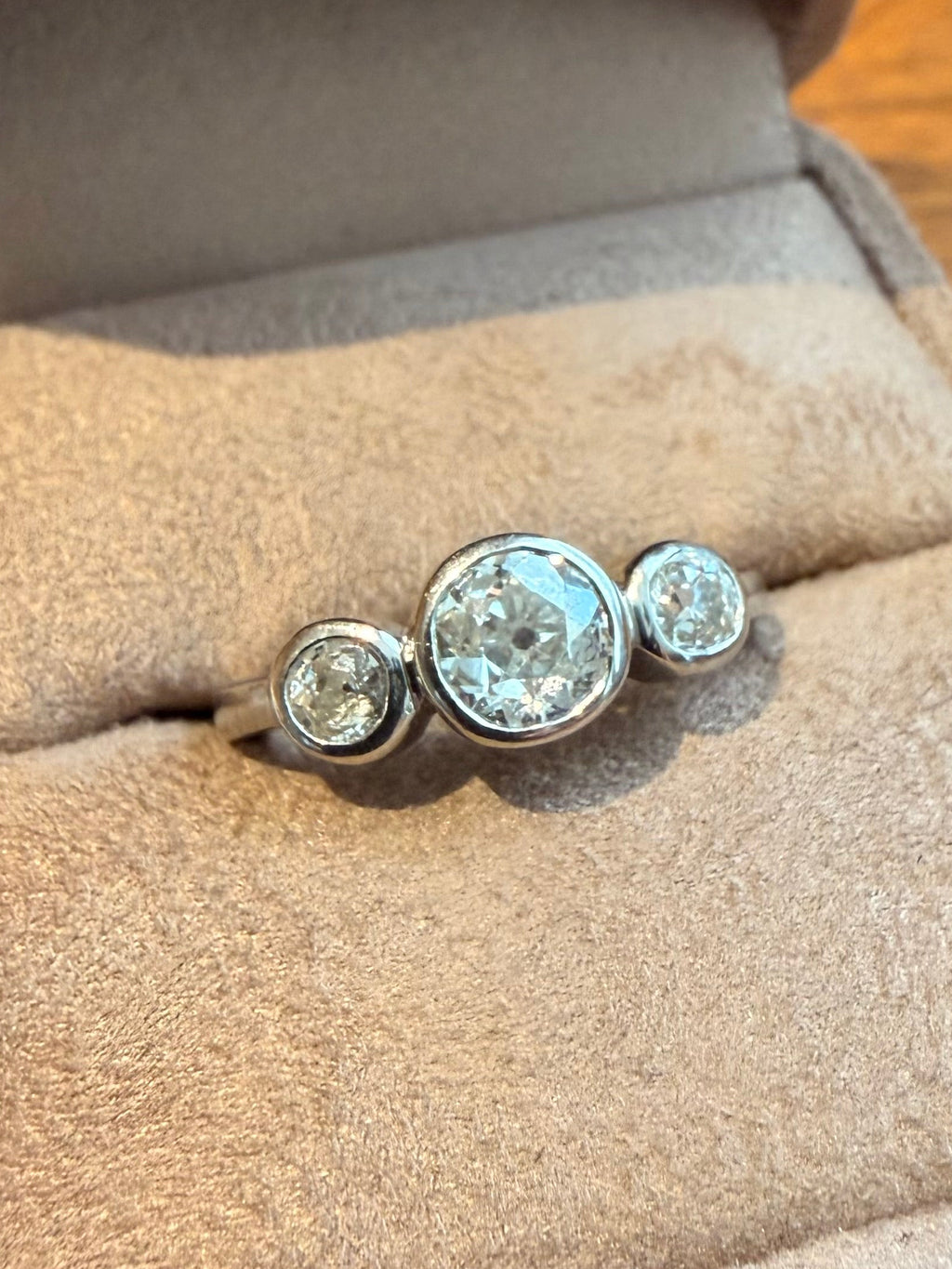 "Inès" Bague Trilogie en platine et diamants