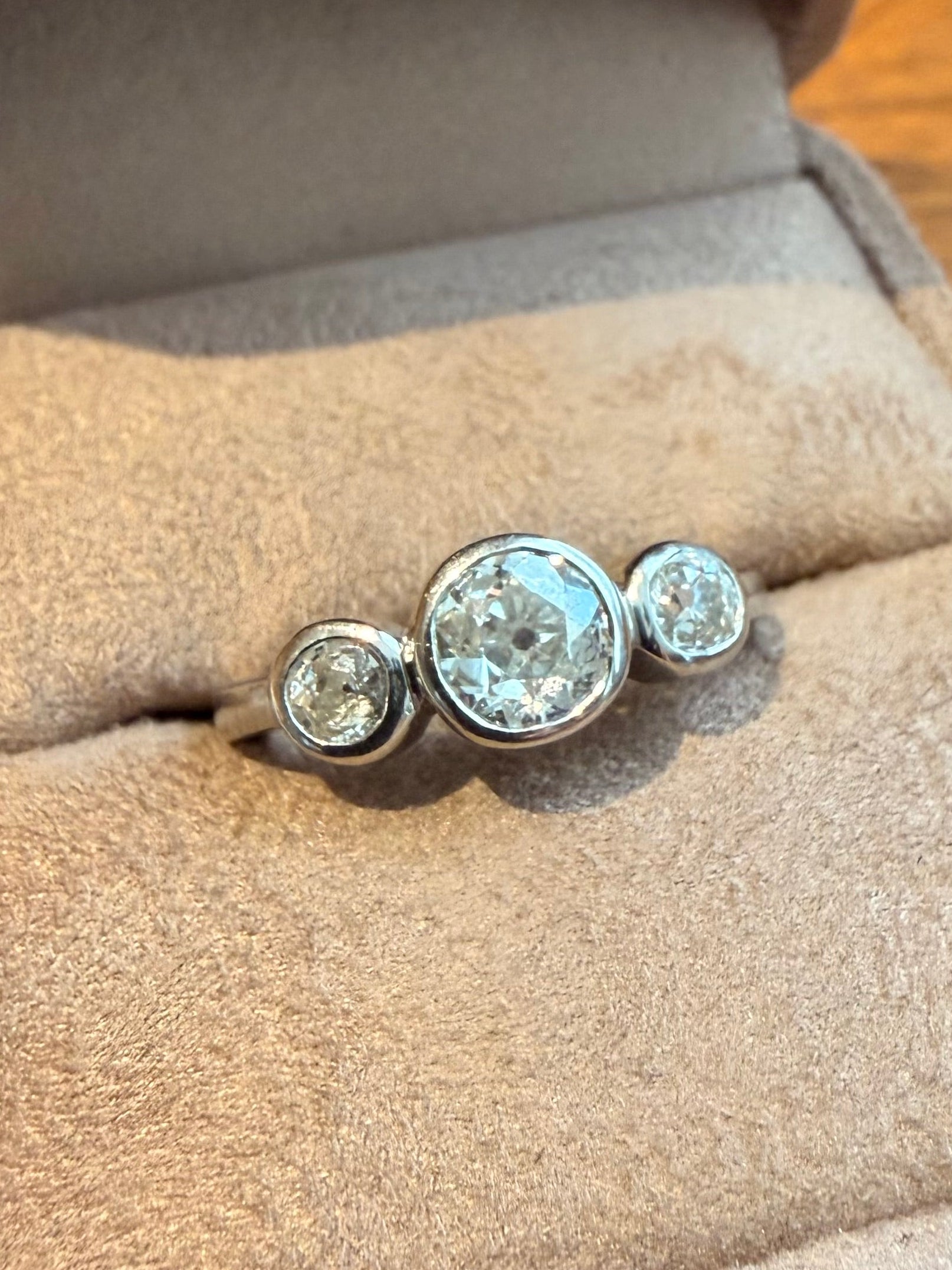 "Inès" Bague Trilogie en platine et diamants