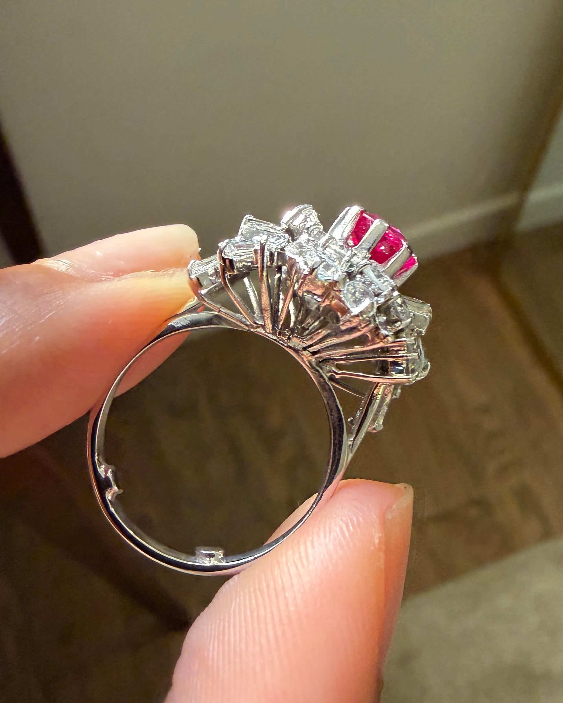 "Héloïse" Bague Dôme en or banc rubis et diamants.