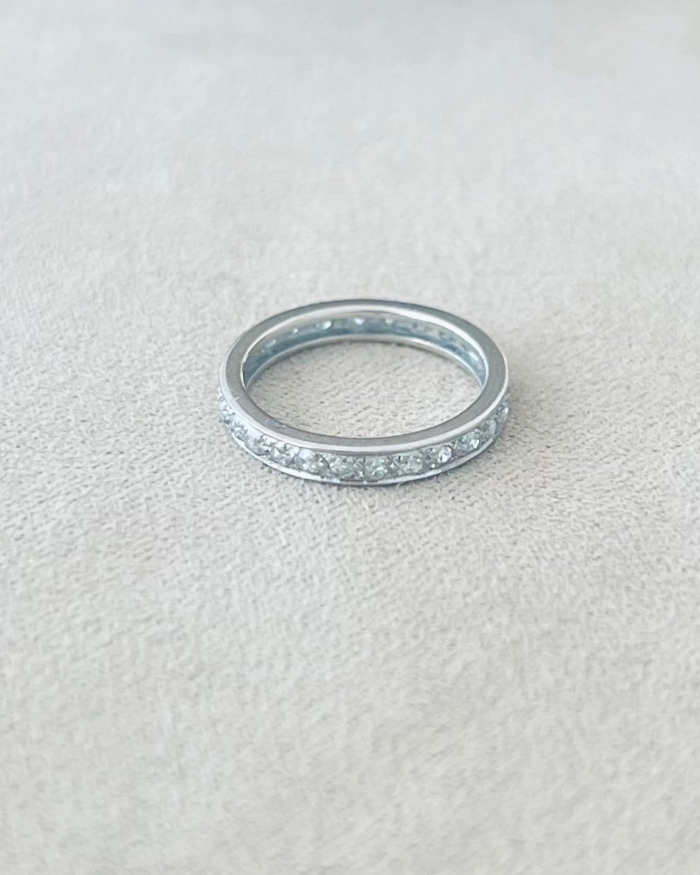 «Lucie» Alliance américaine en or blanc et diamants