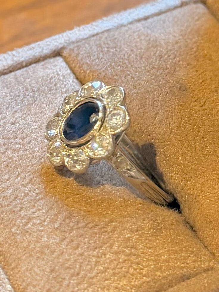 « Aude » Bague Marguerite en or blanc saphir et diamants