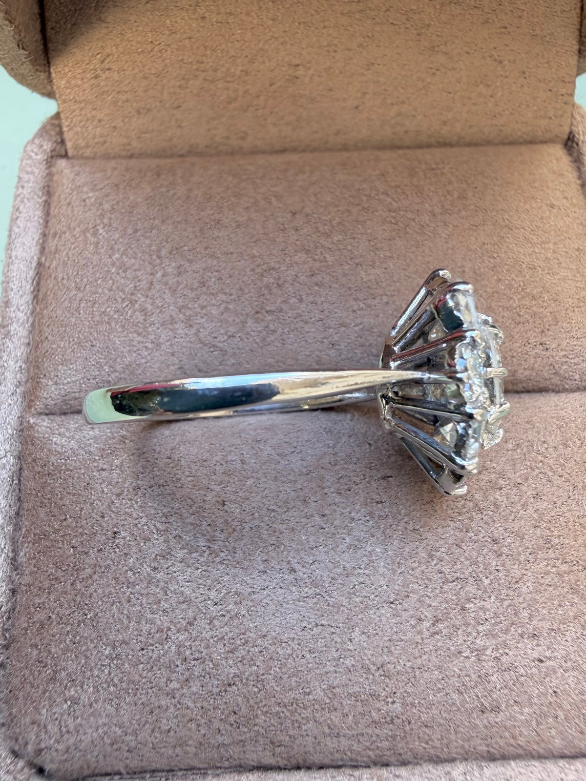 « Pia » Bague Marguerite en or blanc et diamants