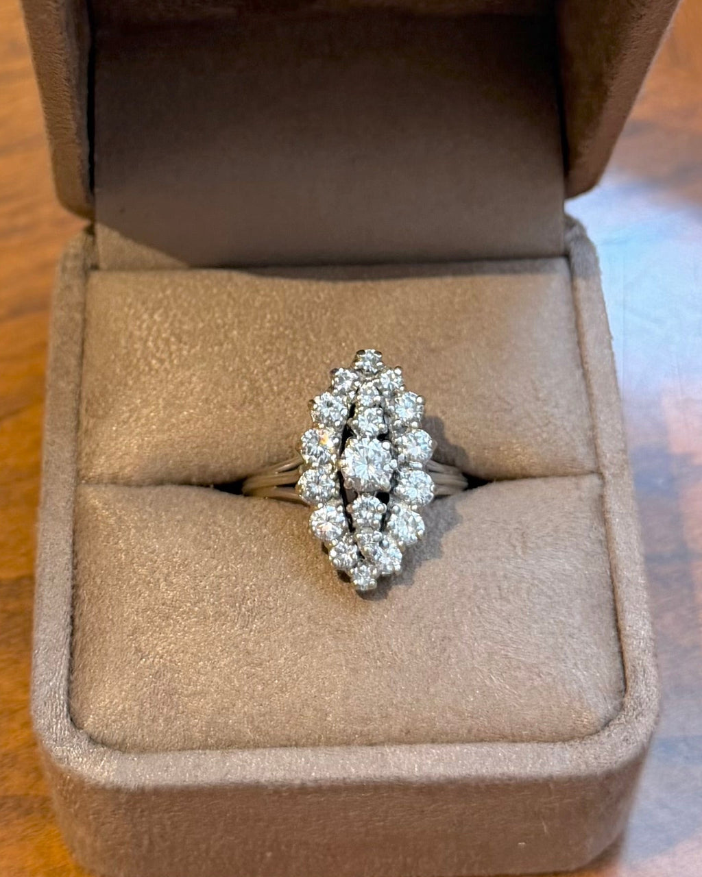 "Constance" Bague Marquise en or blanc et diamants 1.80 carats