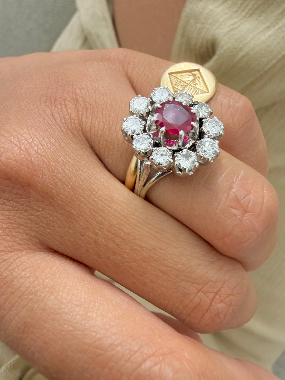 "Perrine" Bague Pompadour en or blanc rubis et diamants