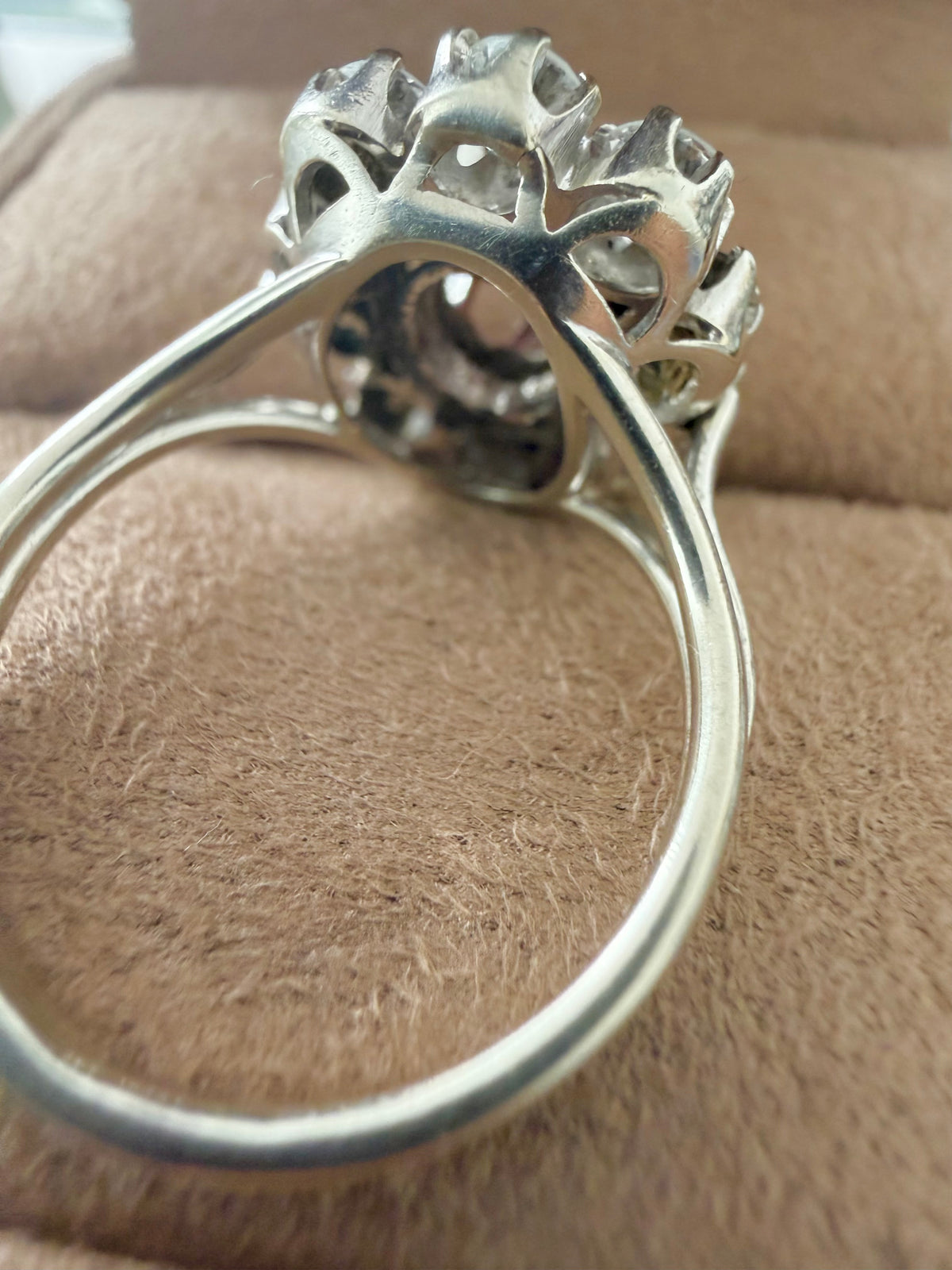 "Perrine" Bague Pompadour en or blanc rubis et diamants