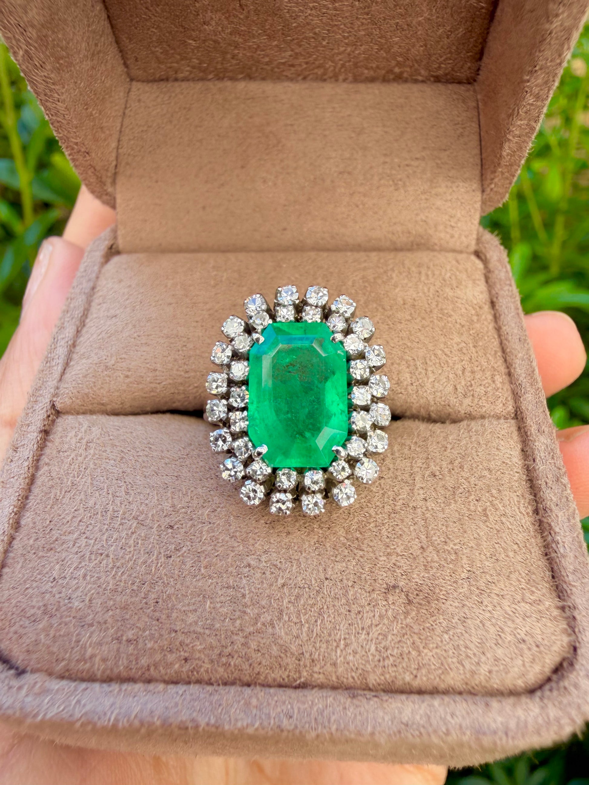 "Aurore" Bague Pompadour en or blanc, émeraude et diamants