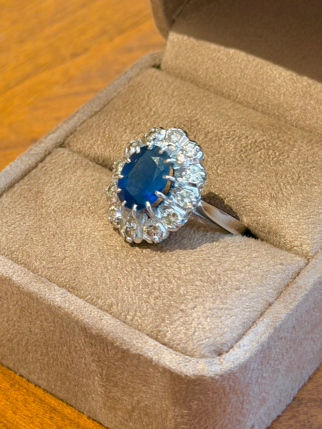 « Suzon » Bague Marguerite en or blanc, saphir et diamants