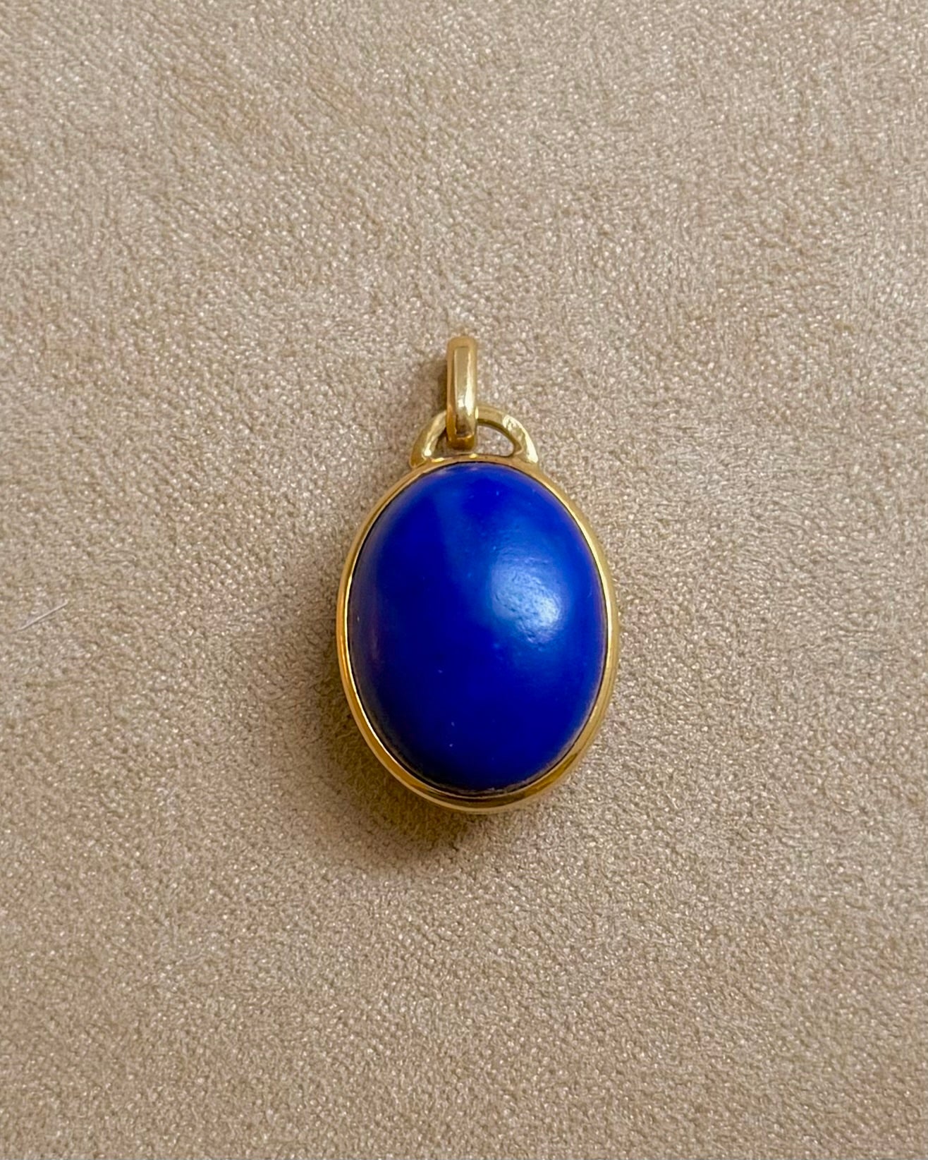 Yellow gold pendant, lapis lazuli