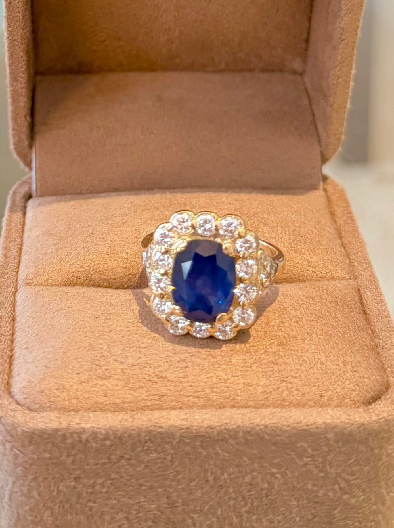 "Albane" Bague en or jaune, saphir et diamants