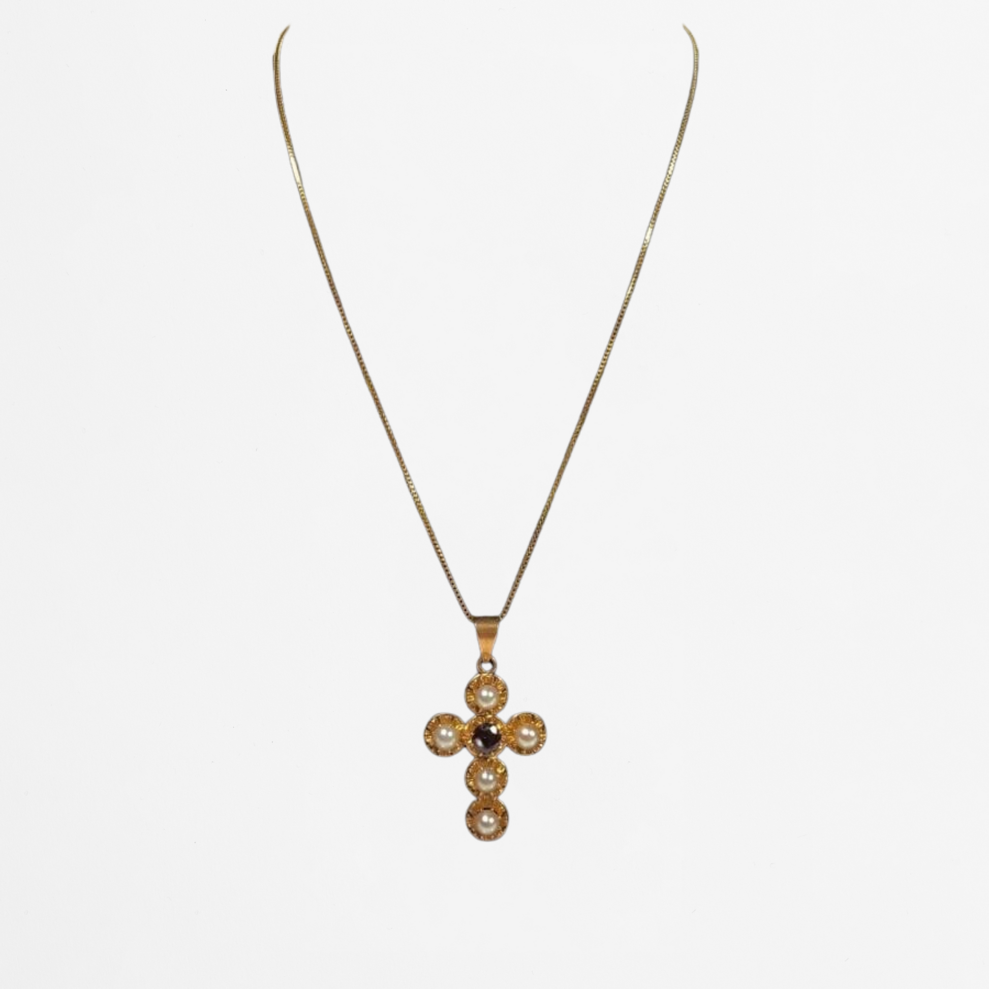 Chaîne et croix en or jaune, grenat et perles