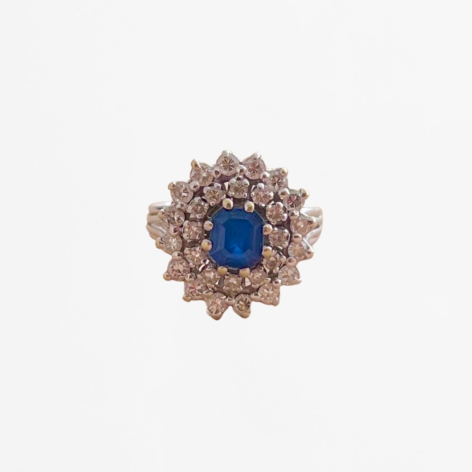 Bague Entourage en or blanc, saphir et diamants