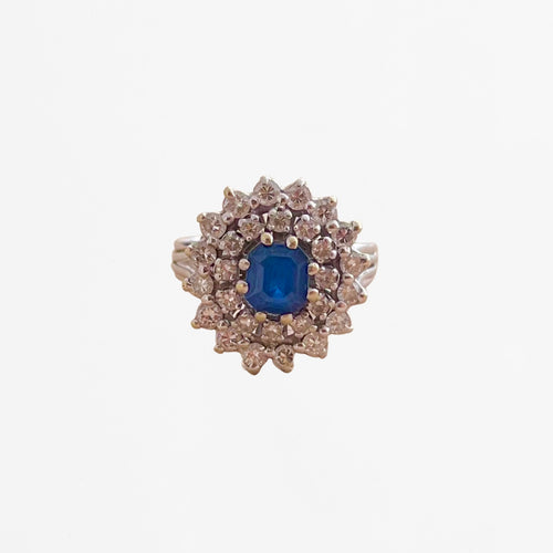 Bague Entourage en or blanc, saphir et diamants