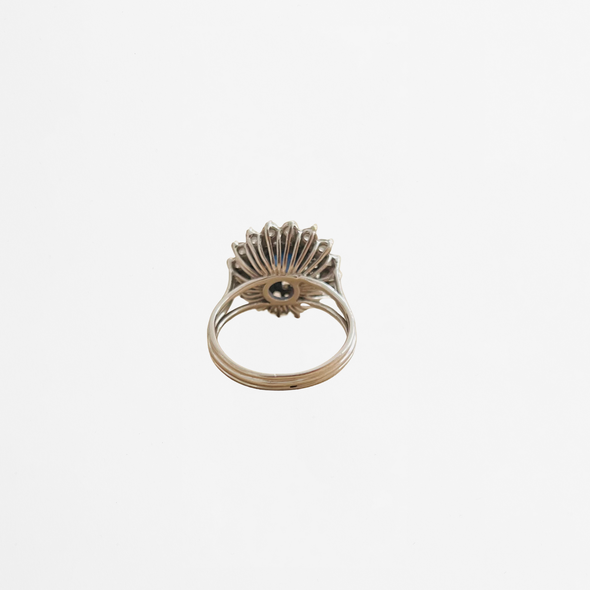 Bague Entourage en or blanc, saphir et diamants