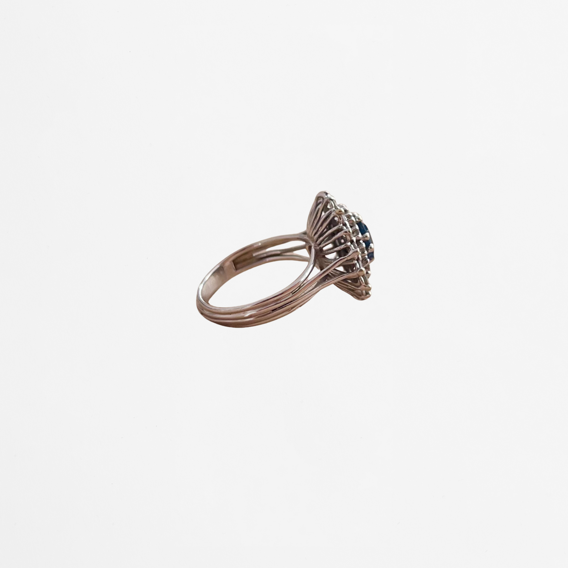 Bague Entourage en or blanc, saphir et diamants