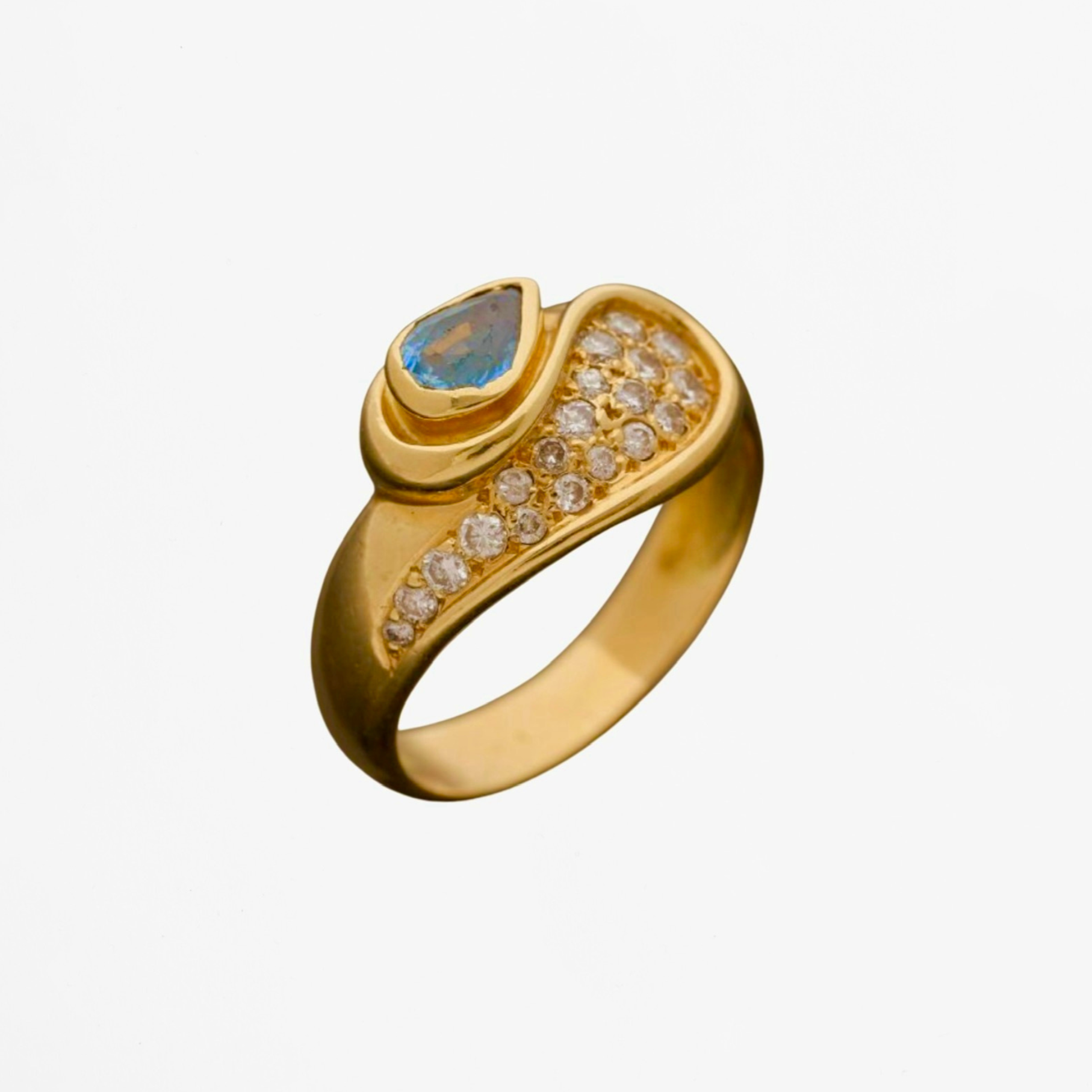 Bague en or jaune, saphir et diamants
