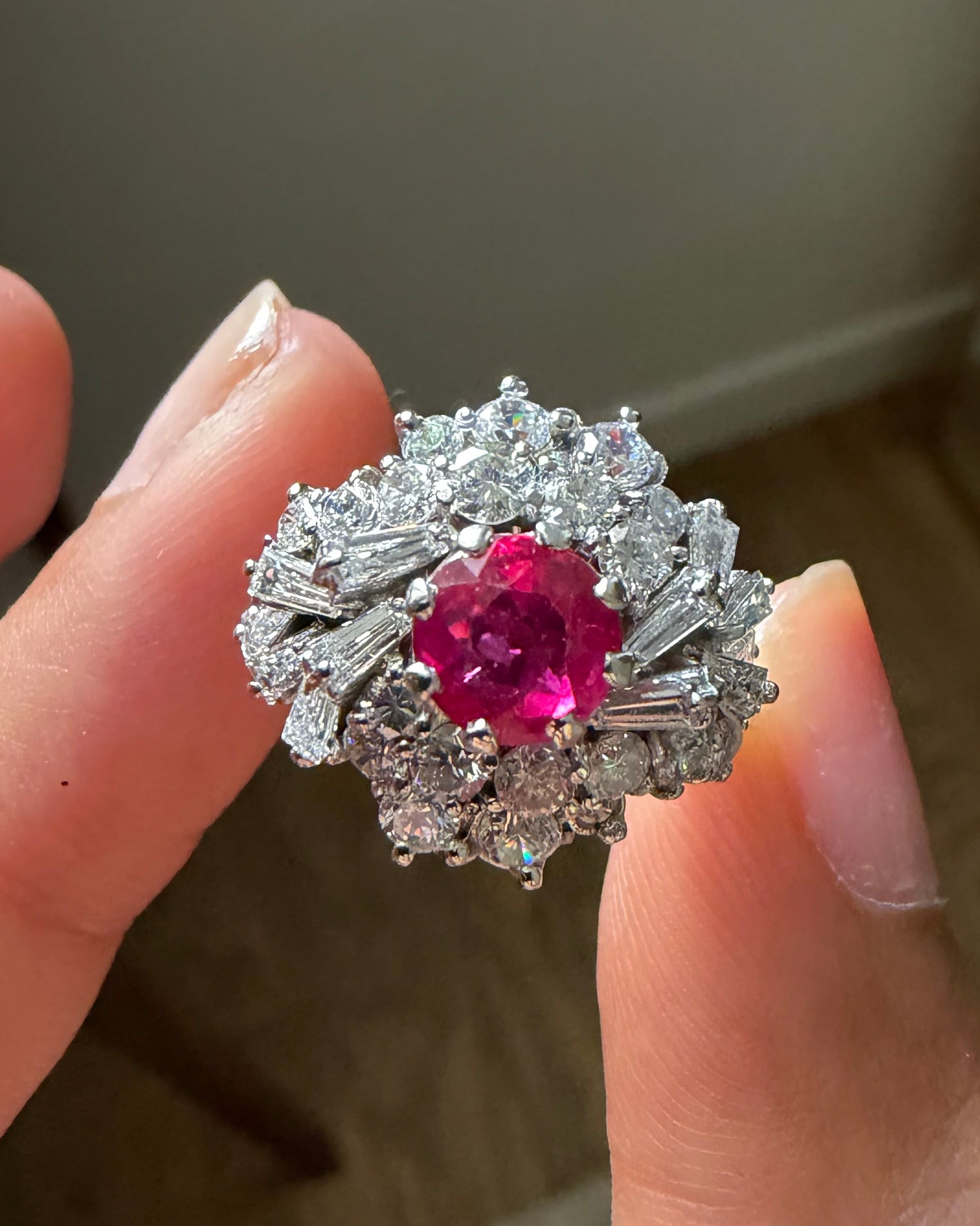"Héloïse" Bague Dôme en or banc rubis et diamants.
