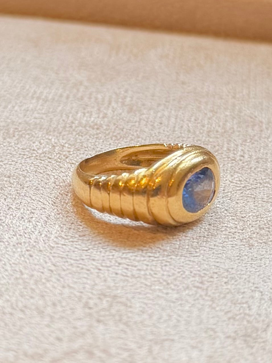 "Théodora" Bague Chevalière en or jaune et saphir