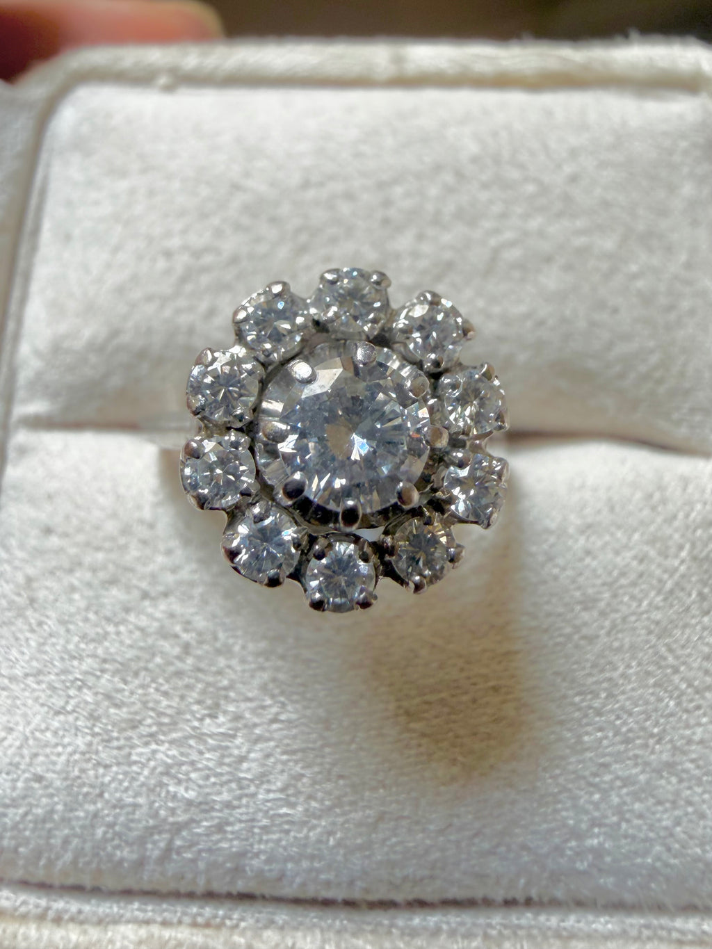 "Louise" Bague Fleur en platine et diamants