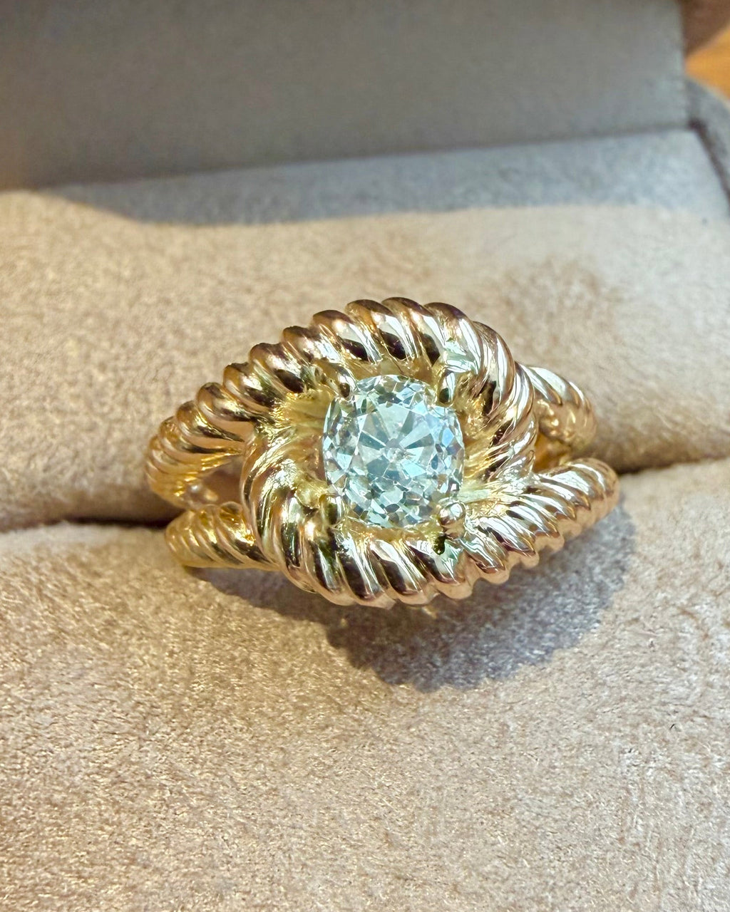 "Isabelle" Bague jonc torsadé en or rose et diamant
