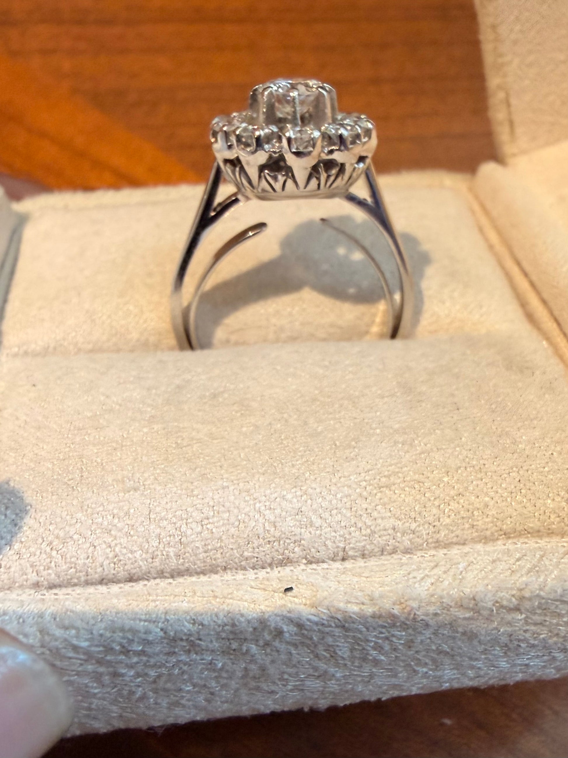 "Louise" Bague Fleur en platine et diamants