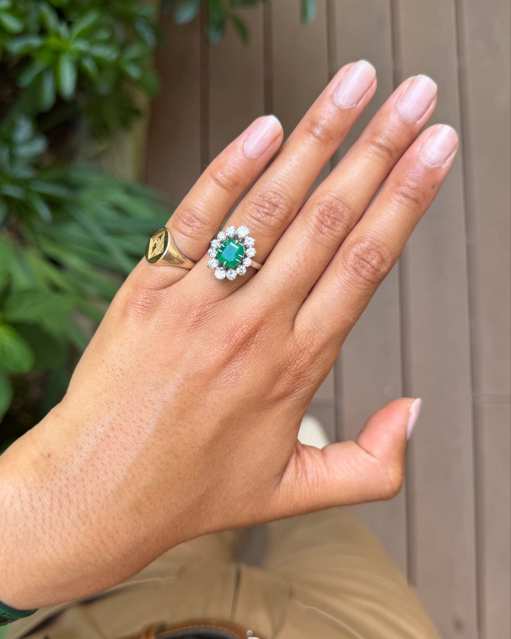 "Maud" Bague Pompadour en or blanc émeraude et diamants