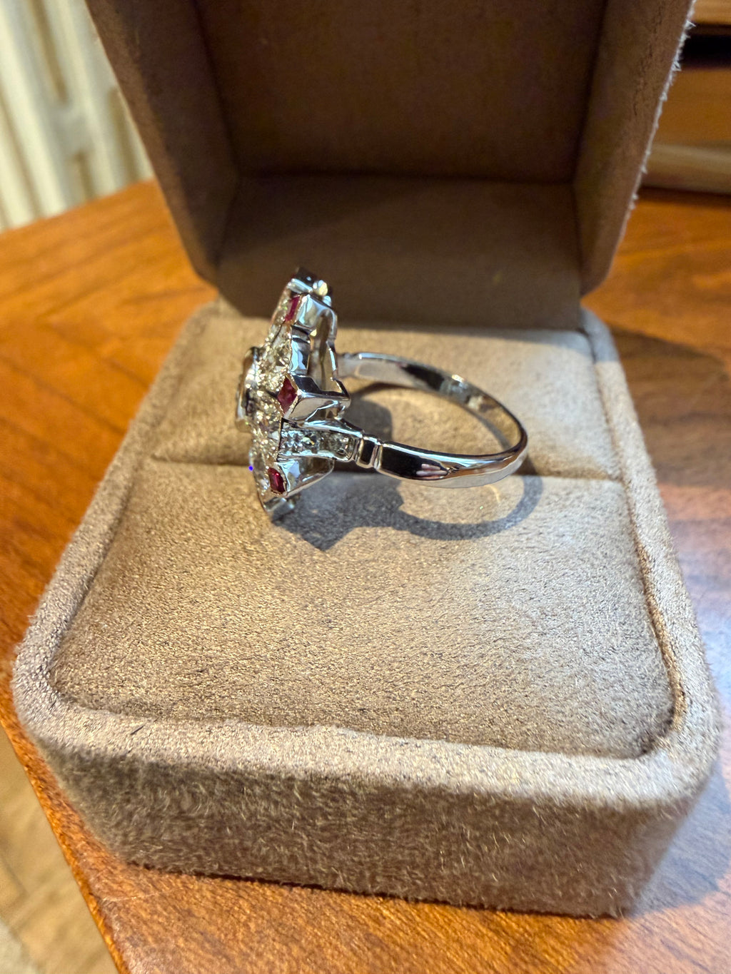 "Charlotte" Bague art déco en or blanc diamants et rubis