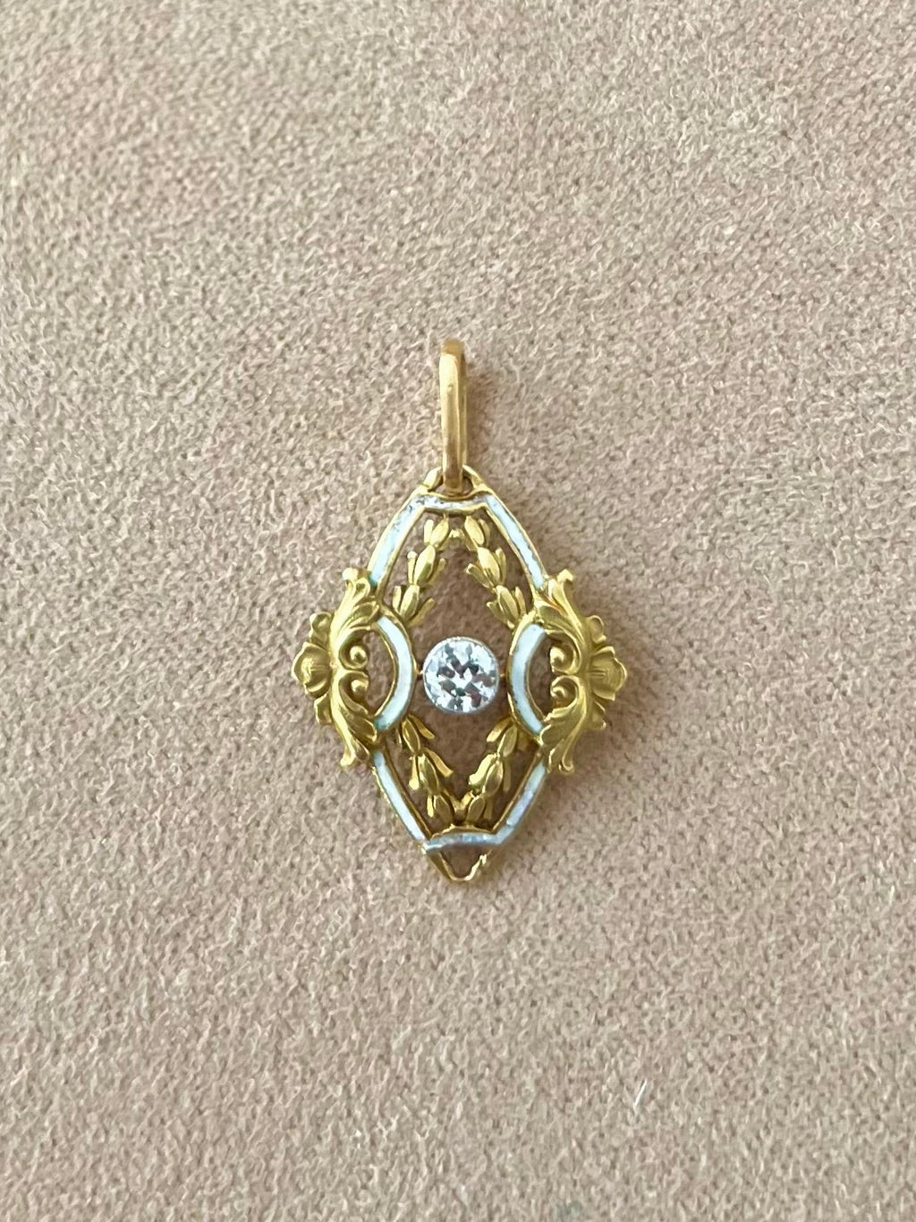 Art Deco pendant in yellow gold, enamel and diamond