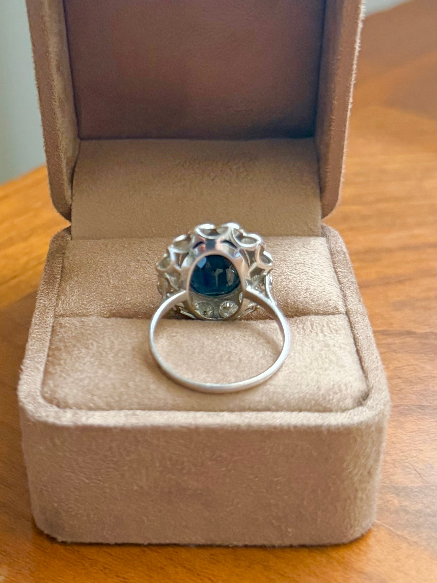 "Sophie" Bague Pompadour en platine saphir et diamants