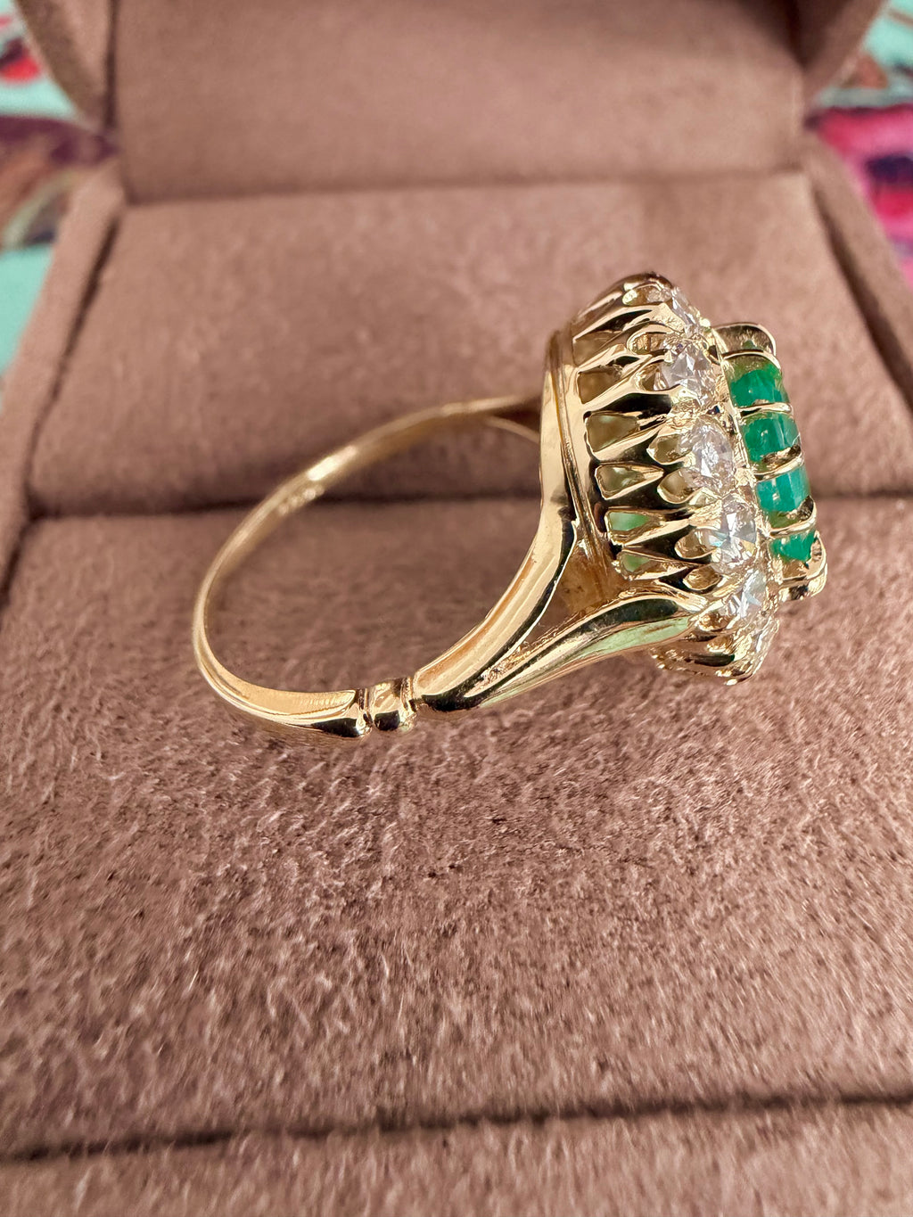 « Garance » Bague Pompadour en or jaune, émeraude et diamants